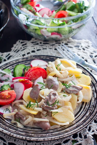 Sebze salatası, seçici odak ile bir tabakta Fırında patates ve tavuk kalpleri — Stok fotoğraf