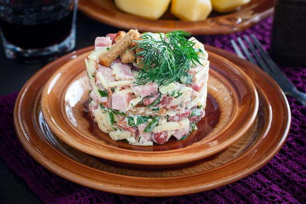 Fasulye, jambon, kil plaka üzerinde kraker, yatay bir porsiyon salata servis