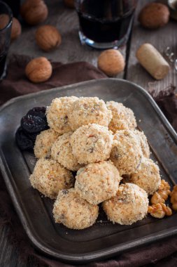 Çörek ve ceviz ile snack peynir topları, seçici odak