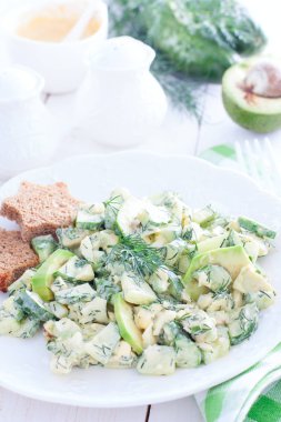 Salata salatalık, yumurta ve beyaz bir tabak, seçici odak üzerinde avokado ile