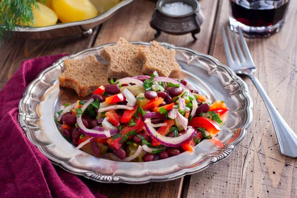 Вегетарианский салат с красной фасолью и маринованными огурцами на металлической пластине, горизонтальный — стоковое фото