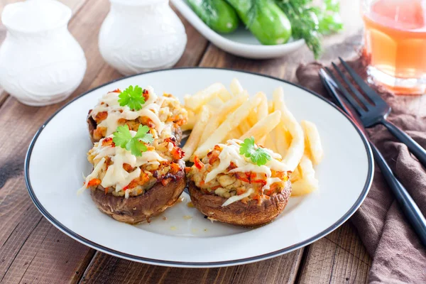 Champiñones rellenos con queso en un plato blanco, horizontal — Foto de Stock