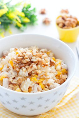 Beyaz bir kapta mısır ve ananas ile Salata, seçici odak