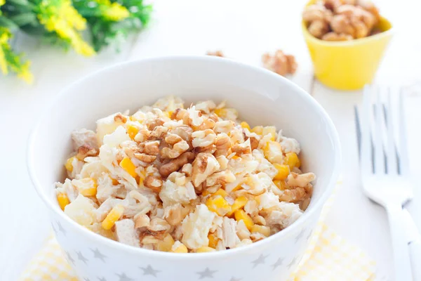 Ensalada con maíz, pollo y piñas en un bol blanco, horizontal — Foto de Stock