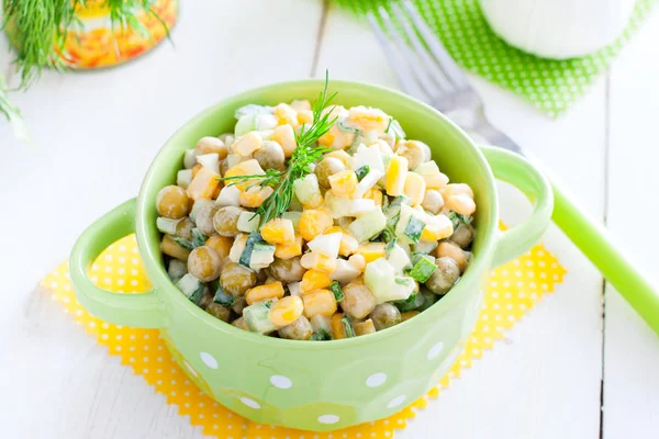 Яркий салат с горохом и кукурузой в цветных блюдах на белом столе, горизонтальный — стоковое фото
