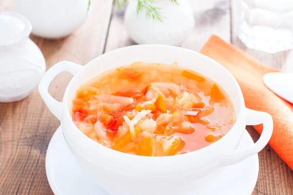 Sopa de legumes com cebolas e repolho para dietas de cebola em uma tigela branca, horizontal — Fotografia de Stock