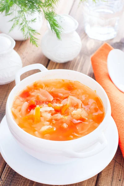 Gemüsesuppe mit Zwiebeln und Kohl für Zwiebelkost in einer weißen Schüssel, selektiver Fokus — Stockfoto