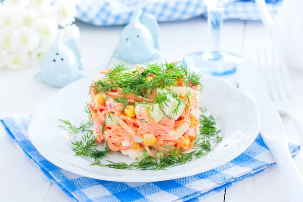 Корейский морковный салат с кукурузой, яйцами и огурцами, горизонтальный — стоковое фото