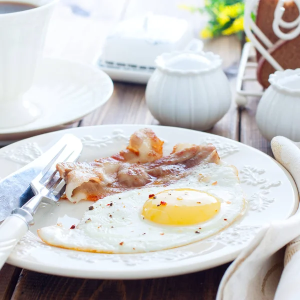 Ontbijt met spek en eieren op een houten tafel, vierkant — Stockfoto