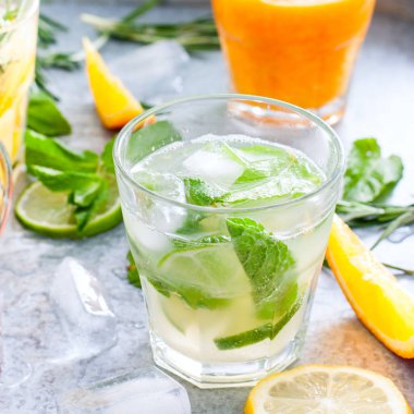 Metal bir tepsi, kare üzerinde çeşitli yaz soğuk narenciye içecekler