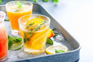 Çeşitli yaz soğuk narenciye içecekler: kireç, mandalina, portakal, greyfurt, metal tepsi, yatay, kopya alanı limon