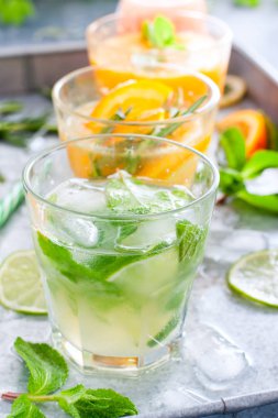 Narenciye ile yaz soğuk içecekler arka planda Mojito: limonata, oranzhad, üzüm suyu ve mandalina suyu, seçici odak