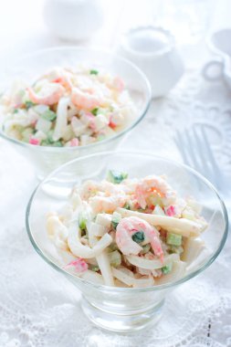 Kalamar salatası, karides, cam vazoyengeç çubukları, seçici odak