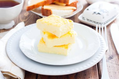 beyaz bir tabakta kahvaltı için yemyeşil omlet, yatay