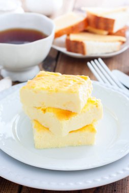 beyaz bir tabak, seçici odak üzerinde kahvaltı için gür omlet