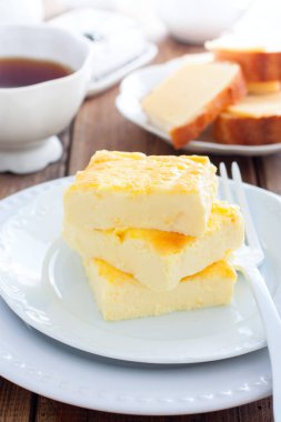 beyaz bir tabak, seçici odak üzerinde kahvaltı için gür omlet