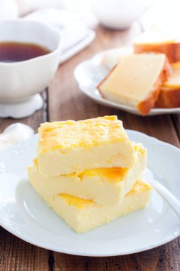 beyaz bir tabak, seçici odak üzerinde kahvaltı için gür omlet