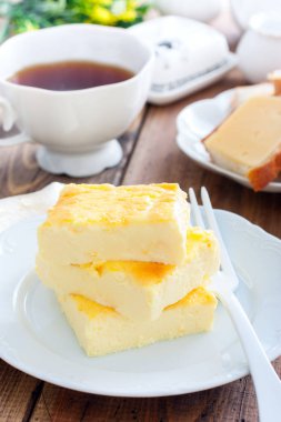 beyaz bir tabak, seçici odak üzerinde kahvaltı için gür omlet