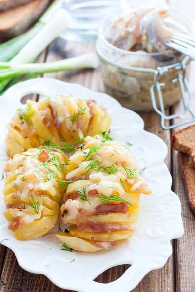 Harmonium aardappel met spek en kaas op een witte plaat, selectieve focus — Stockfoto