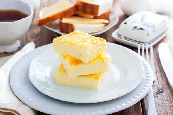 Exuberante tortilla para el desayuno en un plato blanco, horizontal — Foto de Stock