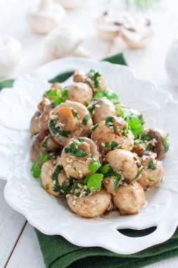 Baharatlar, otlar ve susam ile Korece Marine champignons, seçici odak