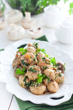 Baharatlar, otlar ve susam ile Korece Marine champignons, seçici odak