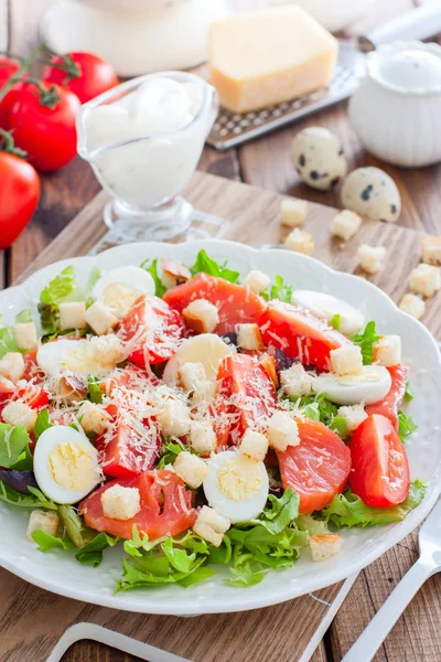 Caesar-Salat mit gesalzenem Lachs auf weißem Teller, selektiver Fokus — Stockfoto