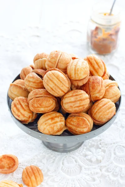 Biscoitos "Nozes" com leite condensado em um vaso de metal, foco seletivo — Fotografia de Stock