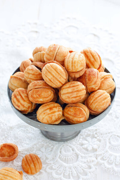 Печенье "Орехи" с сгущенным молоком в металлической вазе, выборочная фокусировка
