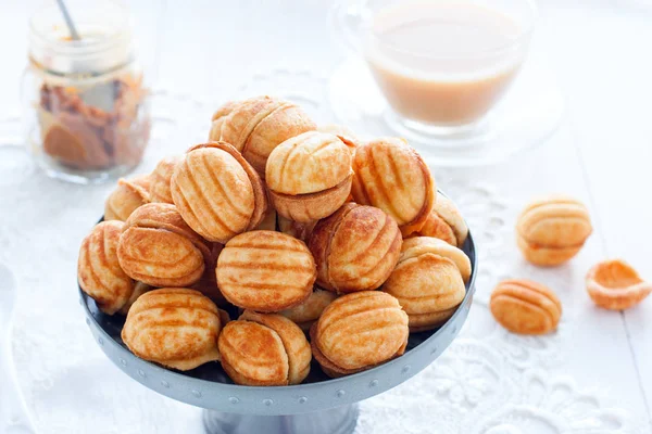自制饼干"Nuts"与炼乳在金属碗，水平 — 图库照片