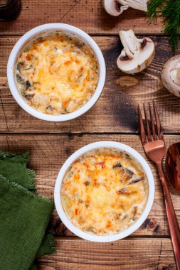 Tavuk julienne ve mantar ahşap bir masa üzerinde porsiyon formları, seçici odak