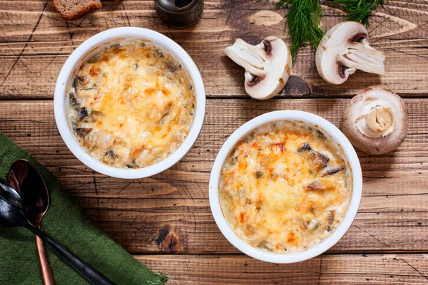 Julienne met kip, champignons en kaas in portie vormen op een houten tafel, horizontaal — Stockfoto