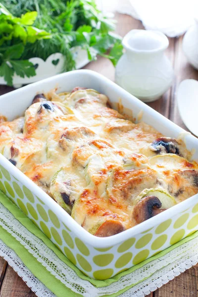 Calabacín al horno con champiñones con crema agria y queso, enfoque selectivo —  Fotos de Stock