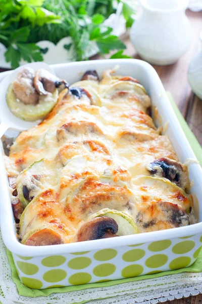 Zucchini gebacken mit Champignons mit saurer Sahne und Käse, selektiver Fokus — Stockfoto