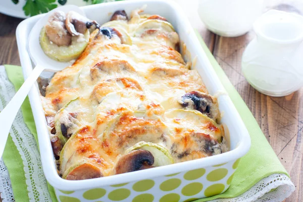 Calabacín al horno con champiñones con crema agria y queso, horizontal — Foto de Stock