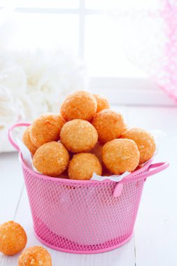 Pembe sepette derin kızarmış peynir topları, seçici odak