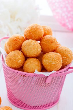 Pembe sepette derin kızarmış peynir topları, seçici odak