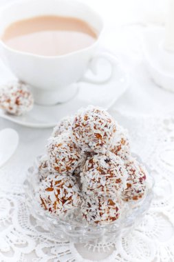 Topları şeklinde hindistan cevizi topları kurutulmuş meyve şekerleri, seçici odak