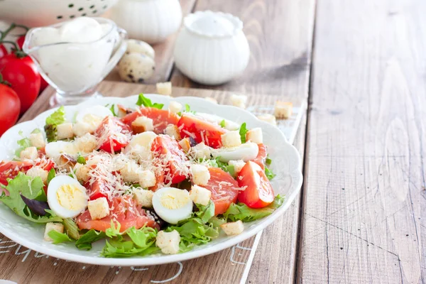 Salade César avec saumon salé sur une assiette blanche, horizontale, espace de copie — Photo