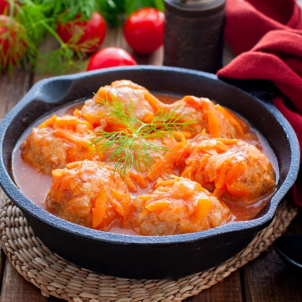 Köttbullar med ris i tomatsås och grönsaker i svart gjutjärn Pan, selektiv fokus — Stockfoto