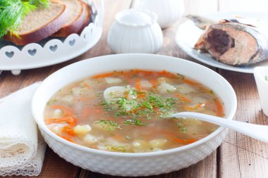 Ahşap bir masa üzerinde beyaz bir kapta pembe somon başından Kulak, seçici odak