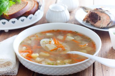 Ahşap bir masa üzerinde beyaz bir kapta pembe somon başından Kulak, seçici odak