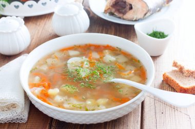 Ahşap bir masa üzerinde beyaz bir kapta pembe somon başından Kulak, seçici odak