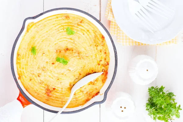 Aardappel braadpan met vlees vulling in een koekenpan, bovenaanzicht, horizontaal — Stockfoto