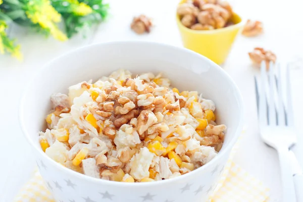 Ensalada con maíz, pollo y piñas en un bol blanco, horizontal — Foto de Stock