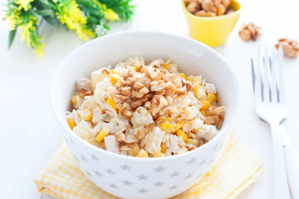 Ensalada con maíz, pollo y piñas en un bol blanco, horizontal — Foto de Stock