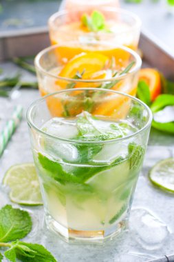 Narenciye ile yaz soğuk içecekler arka planda Mojito: limonata, oranzhad, üzüm suyu ve mandalina suyu, seçici odak