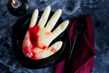 Cadılar Bayramı tablo dekorasyon için kiraz soslu vanilya el şeklinde puding, üst görünüm, yatay