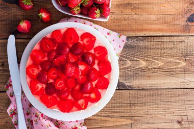 Ahşap bir masa üzerinde çilek ile pişirme olmadan Cheesecake, üst görünüm, yatay, kopya alanı