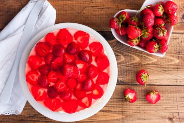 Ahşap bir masa üzerinde çilek ile pişirme olmadan Cheesecake, üst görünüm, yatay, kopya alanı